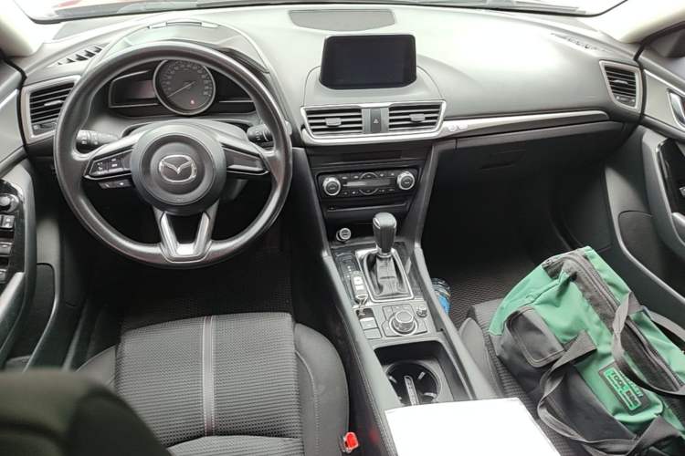 Used Mazda 3 Axela 2017 Sedan 1.5L Automatic Luxury Model China VI Standard Center Console