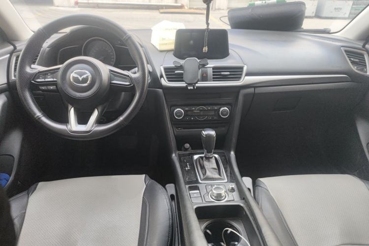 Used Mazda 3 Axela 2017 Hatchback 1.5L Automatic Luxury Model Emission Standard China V Center Console