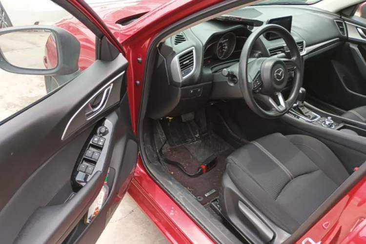 Used Mazda 3 Axela 2017 Sedan 1.5L Automatic Luxury Model Emission Standard China V Driver Seat