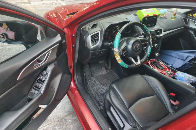 Used Mazda 3 Axela 2017 Hatchback 2.0L Automatic Luxury Model Emission Standard China V Driver Seat