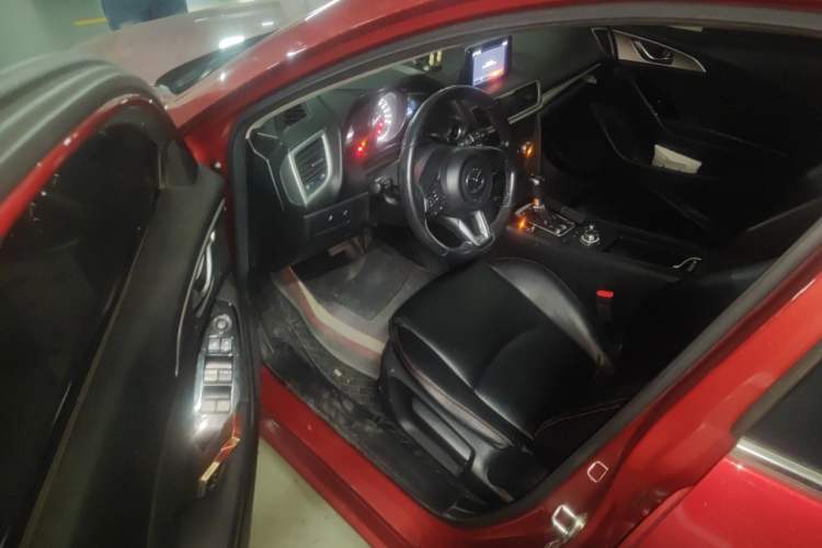 Used Mazda 3 Axela 2017 Hatchback 2.0L Automatic Luxury Model Emission Standard China V Driver Seat