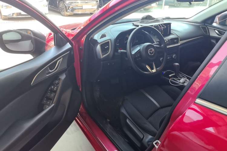 Used Mazda 3 Axela 2017 Hatchback 1.5L Automatic Luxury Model Emission Standard China V Driver Seat