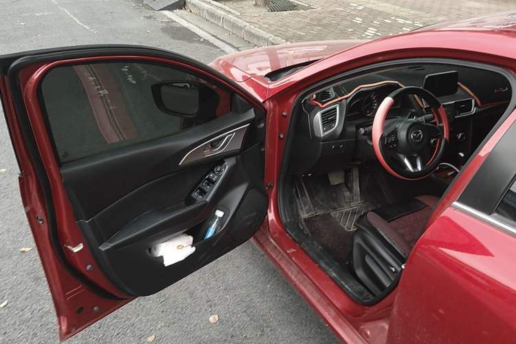 Used Mazda 3 Axela 2017 Sedan 1.5L Automatic Luxury Model China VI Standard Driver Seat