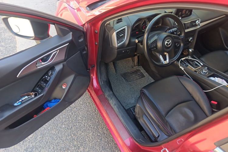 Used Mazda 3 Axela 2017 Hatchback 1.5L Automatic Luxury Model Emission Standard China V Driver Seat