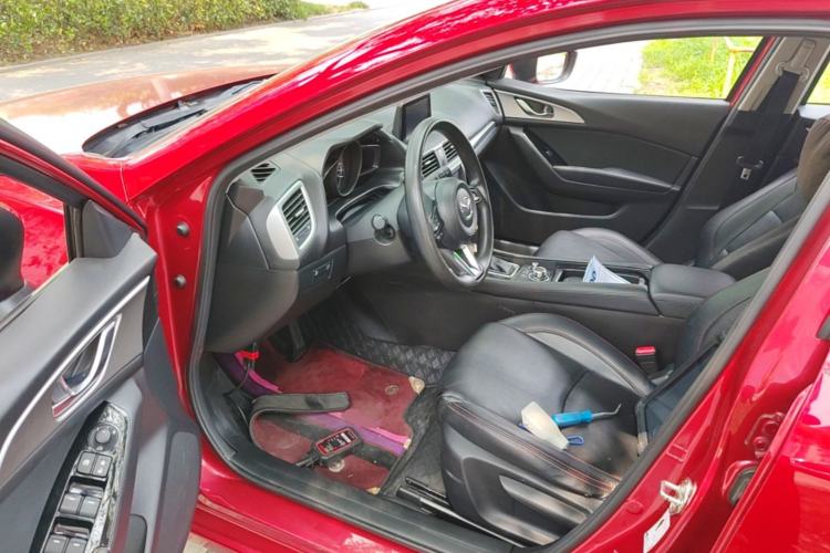 Used Mazda 3 Axela 2017 Hatchback 1.5L Automatic Luxury Model China VI Standard Driver Seat
