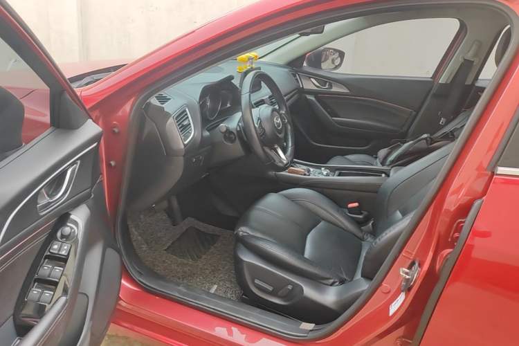 Used Mazda 3 Axela 2017 Hatchback 2.0L Automatic Sport Model China V Emission Standard Driver Seat