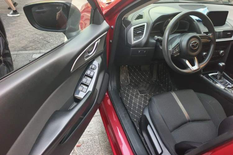 Used Mazda 3 Axela 2017 Hatchback 1.5L Automatic Luxury Model Emission Standard China V Driver Seat