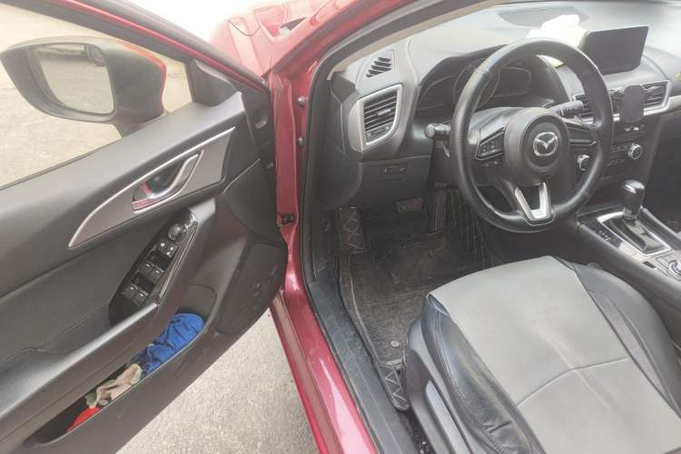 Used Mazda 3 Axela 2017 Hatchback 1.5L Automatic Luxury Model Emission Standard China V Driver Seat