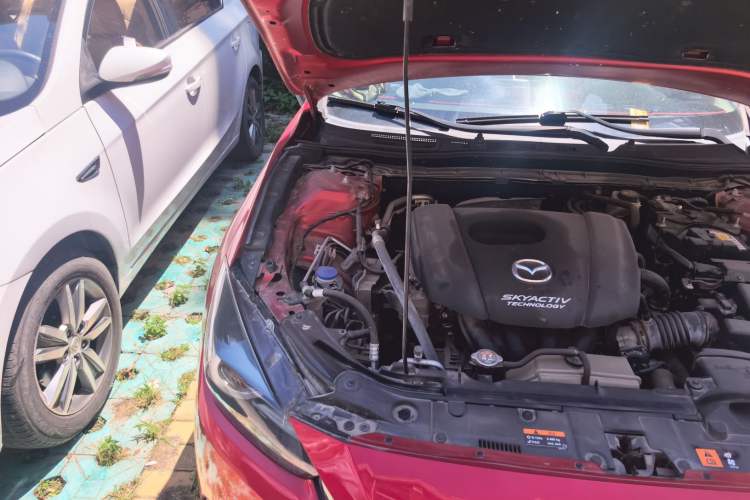 Used Mazda 3 Axela 2017 Sedan 1.5L Automatic Luxury Model China VI Standard Engine Bay Right