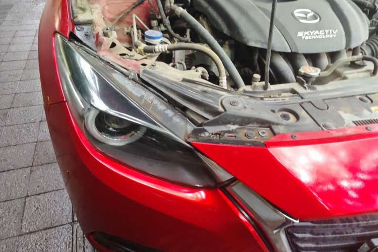 Used Mazda 3 Axela 2017 Sedan 1.5L Automatic Luxury Model Emission Standard China V Engine Bay Right
