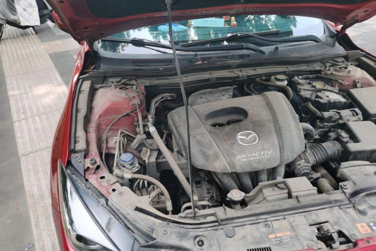 Used Mazda 3 Axela 2017 Hatchback 1.5L Automatic Luxury Model China VI Standard Engine Bay Right