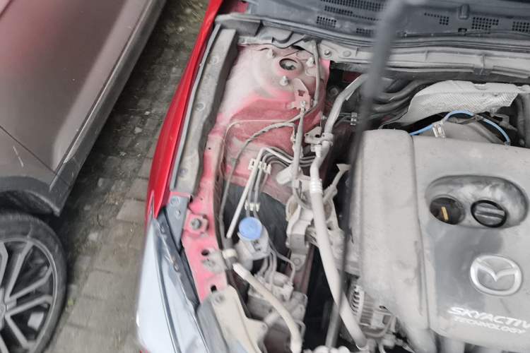 Used Mazda 3 Axela 2017 Sedan 1.5L Automatic Luxury Model Emission Standard China V Engine Bay Right