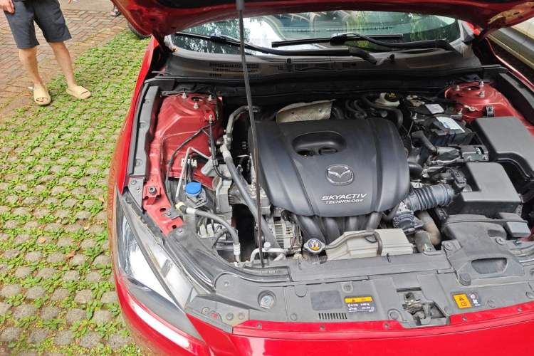 Used Mazda 3 Axela 2017 Sedan 1.5L Automatic Luxury Model China VI Standard Engine Bay Right