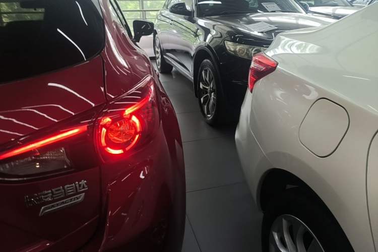 Used Mazda 3 Axela 2017 Hatchback 2.0L Automatic Luxury Model Emission Standard China V Exterior 3