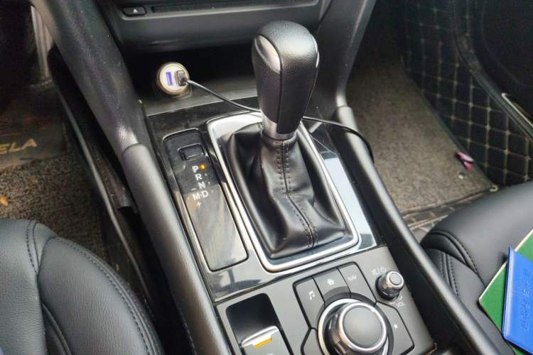 Used Mazda 3 Axela 2017 Sedan 1.5L Automatic Luxury Model Emission Standard China V Gear Lever