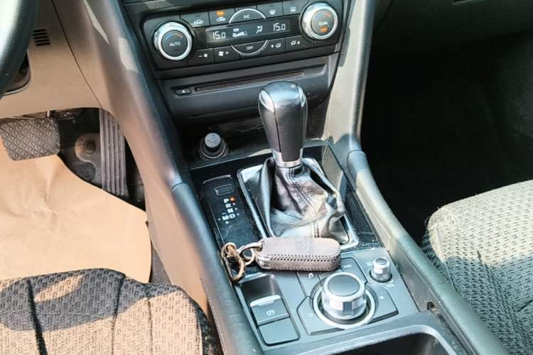 Used Mazda 3 Axela 2017 Sedan 1.5L Automatic Luxury Model Emission Standard China V Gear Lever