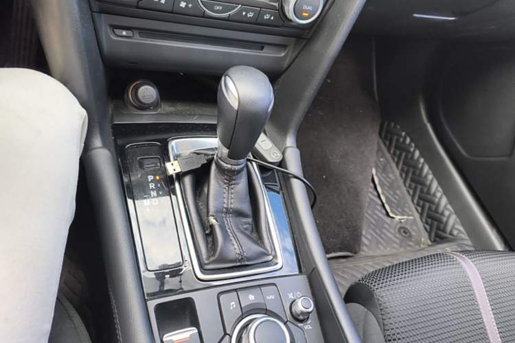 Used Mazda 3 Axela 2017 Sedan 1.5L Automatic Luxury Model Emission Standard China V Gear Lever