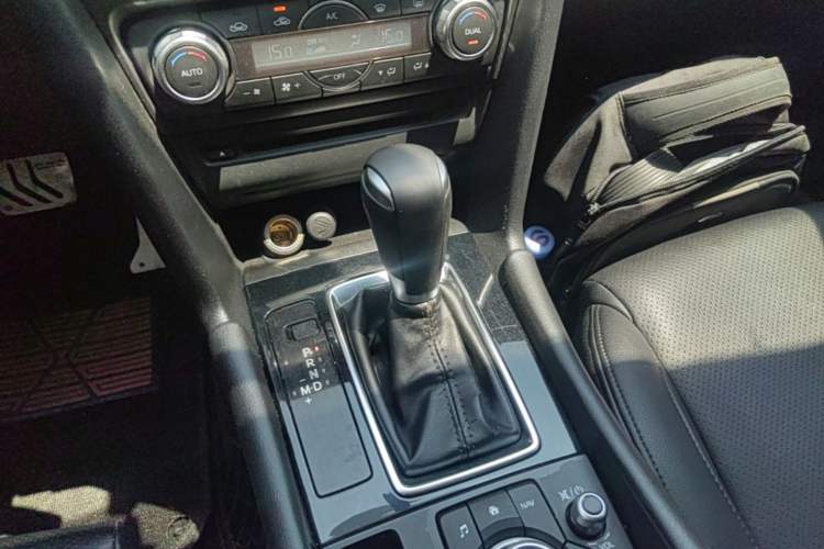 Used Mazda 3 Axela 2017 Sedan 1.5L Automatic Luxury Model Emission Standard China V Gear Lever