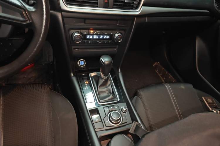 Used Mazda 3 Axela 2017 Hatchback 1.5L Automatic Luxury Model Emission Standard China V Gear Lever