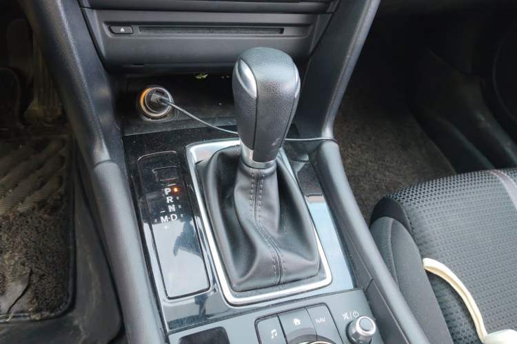 Used Mazda 3 Axela 2017 Sedan 1.5L Automatic Luxury Model Emission Standard China V Gear Lever