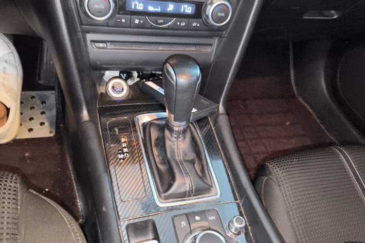 Used Mazda 3 Axela 2017 Sedan 1.5L Automatic Luxury Model Emission Standard China V Gear Lever