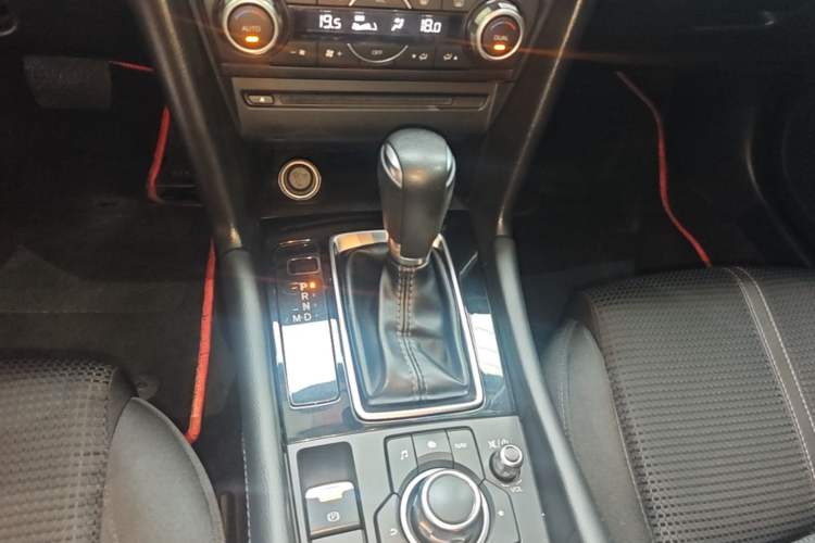 Used Mazda 3 Axela 2017 Sedan 1.5L Automatic Luxury Model China VI Standard Gear Lever