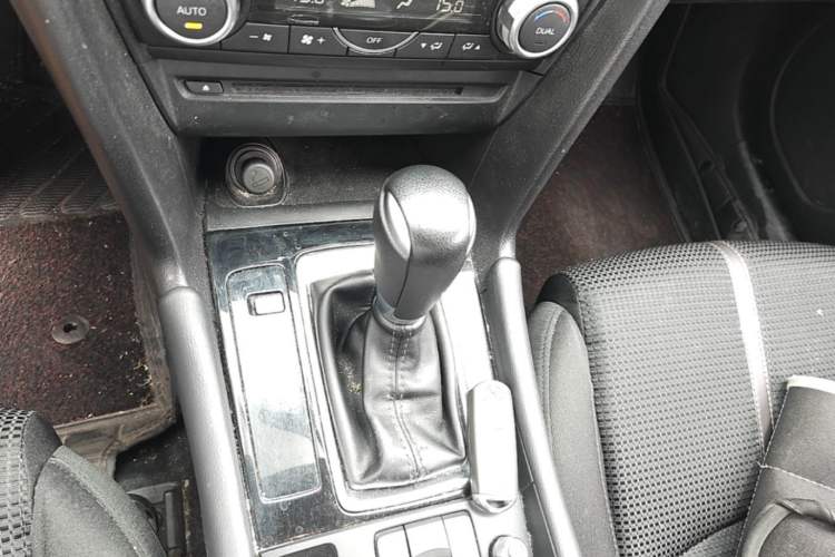 Used Mazda 3 Axela 2017 Sedan 1.5L Automatic Luxury Model Emission Standard China V Gear Lever