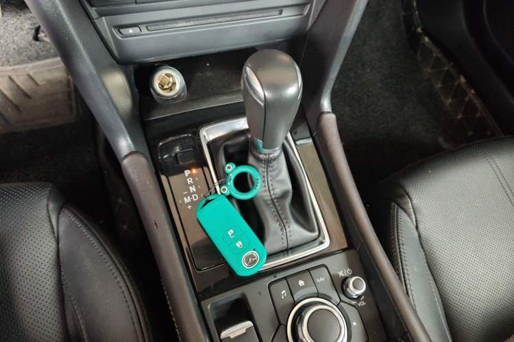 Used Mazda 3 Axela 2017 Hatchback 2.0L Automatic Luxury Model Emission Standard China V Gear Lever