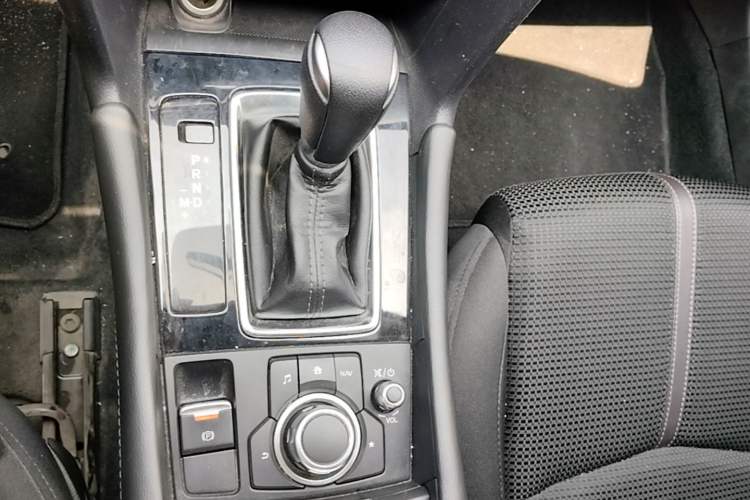 Used Mazda 3 Axela 2017 Sedan 1.5L Automatic Luxury Model Emission Standard China V Gear Lever