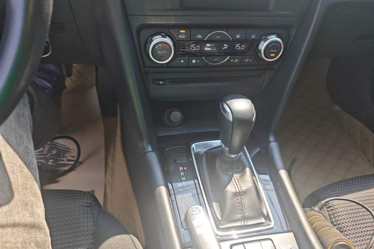 Used Mazda 3 Axela 2017 Hatchback 1.5L Automatic Luxury Model Emission Standard China V Gear Lever
