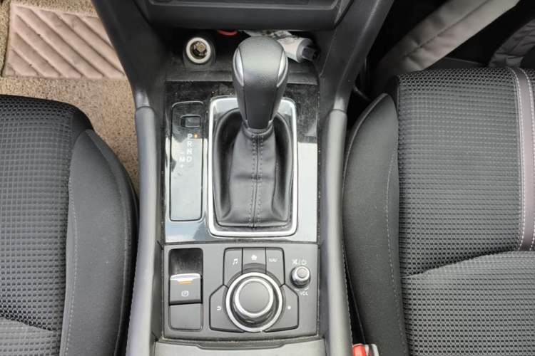 Used Mazda 3 Axela 2017 Sedan 1.5L Automatic Luxury Model Emission Standard China V Gear Lever