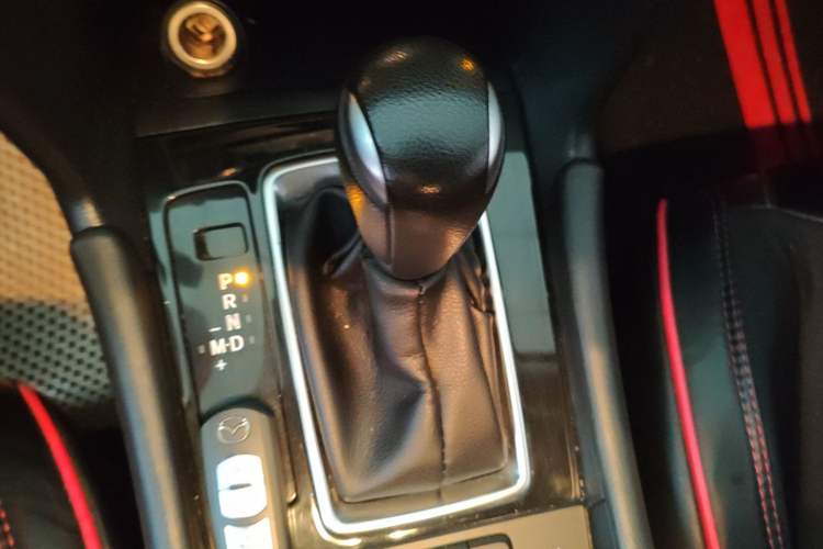 Used Mazda 3 Axela 2017 Sedan 1.5L Automatic Luxury Model Emission Standard China V Gear Lever