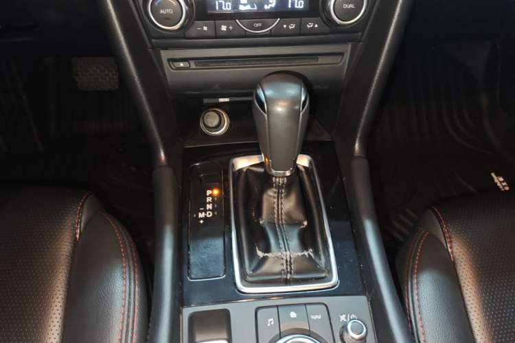 Used Mazda 3 Axela 2017 Hatchback 2.0L Automatic Luxury Model Emission Standard China V Gear Lever