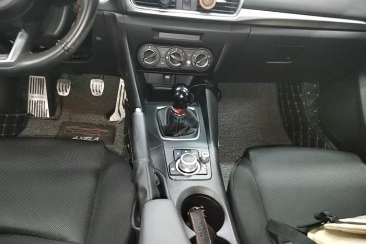 Used Mazda 3 Axela 2017 Sedan 1.5L Automatic Comfort Model Emission Standard China V Gear Lever