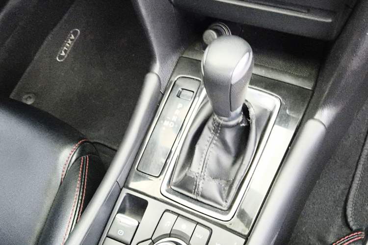 Used Mazda 3 Axela 2017 Sedan 1.5L Automatic Luxury Model Emission Standard China V Gear Lever