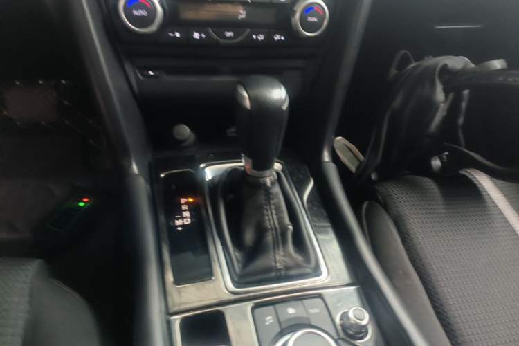 Used Mazda 3 Axela 2017 Sedan 1.5L Automatic Luxury Model Emission Standard China V Gear Lever