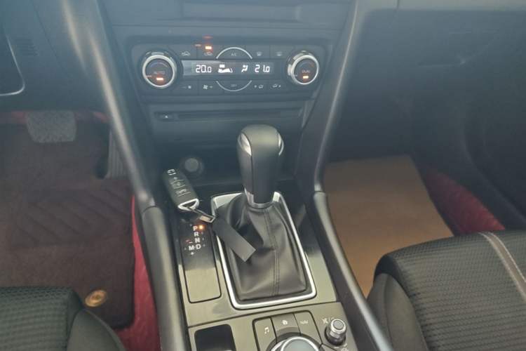 Used Mazda 3 Axela 2017 Sedan 1.5L Automatic Luxury Model Emission Standard China V Gear Lever