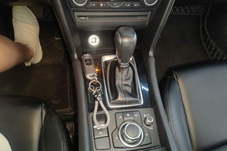 Used Mazda 3 Axela 2017 Hatchback 1.5L Automatic Luxury Model Emission Standard China V Gear Lever