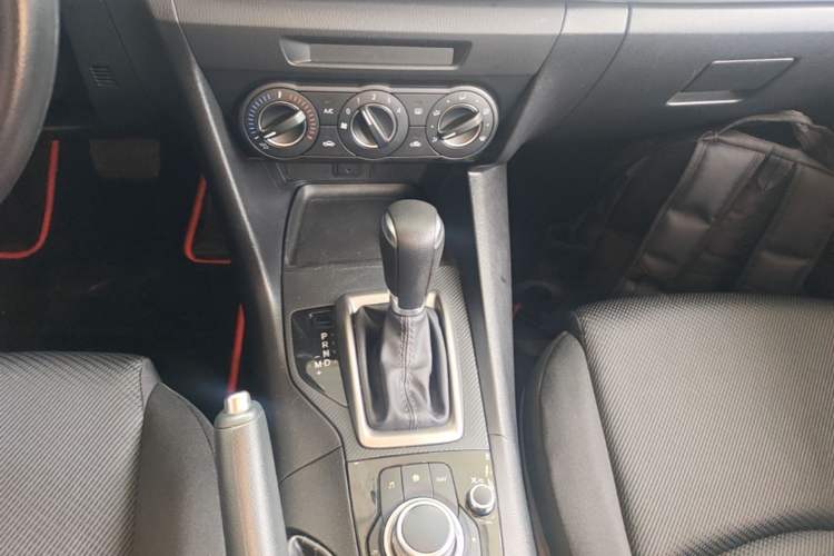 Used Mazda 3 Axela 2017 Sedan 1.5L Automatic Comfort Model Emission Standard China V Gear Lever