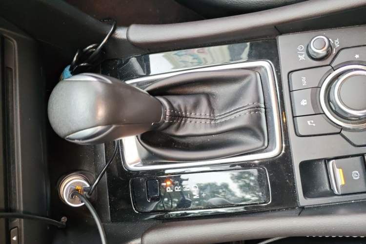 Used Mazda 3 Axela 2017 Sedan 2.0L Automatic Flagship Model China V Standard Gear Lever