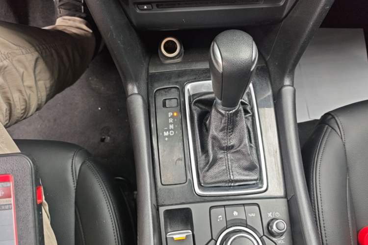 Used Mazda 3 Axela 2017 Sedan 1.5L Automatic Luxury Model Emission Standard China V Gear Lever