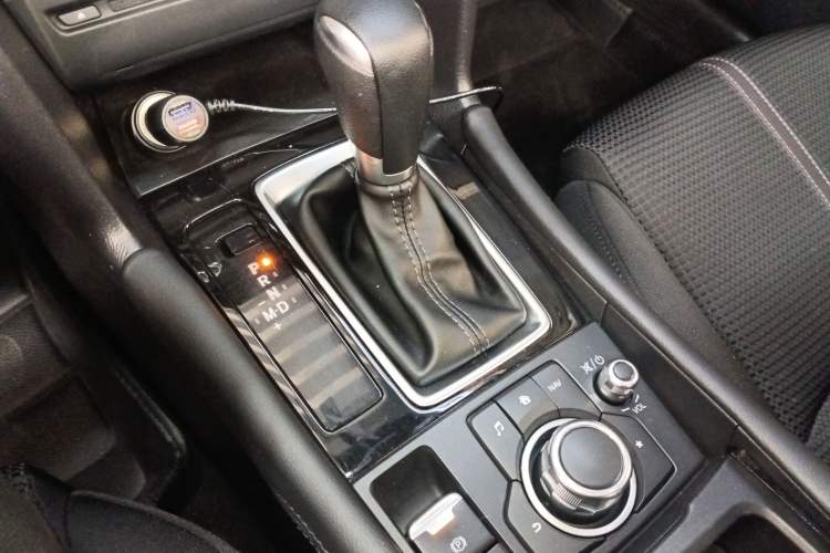 Used Mazda 3 Axela 2017 Sedan 1.5L Automatic Luxury Model Emission Standard China V Gear Lever