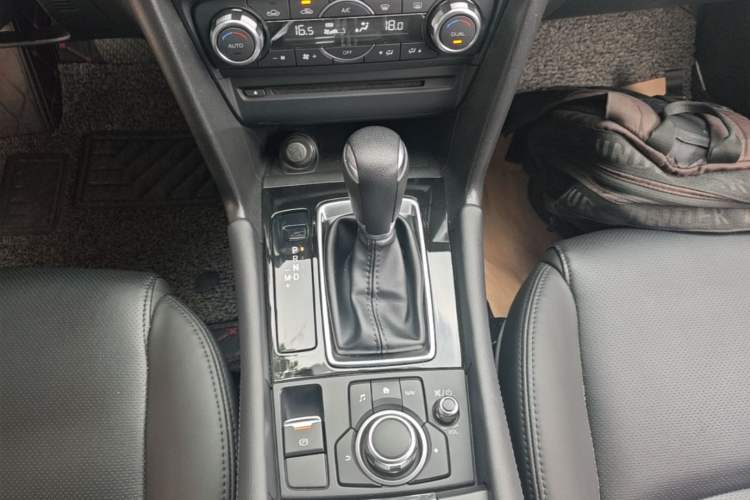 Used Mazda 3 Axela 2017 Hatchback 1.5L Automatic Luxury Model Emission Standard China V Gear Lever