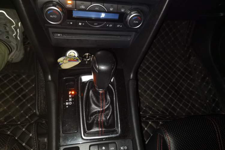 Used Mazda 3 Axela 2017 Hatchback 1.5L Automatic Luxury Model Emission Standard China V Gear Lever