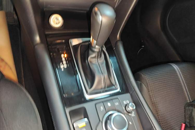 Used Mazda 3 Axela 2017 Hatchback 2.0L Automatic Luxury Model Emission Standard China V Gear Lever
