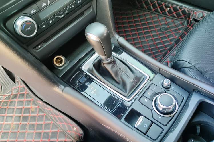 Used Mazda 3 Axela 2017 Hatchback 2.0L Automatic Sport Model China V Emission Standard Gear Lever
