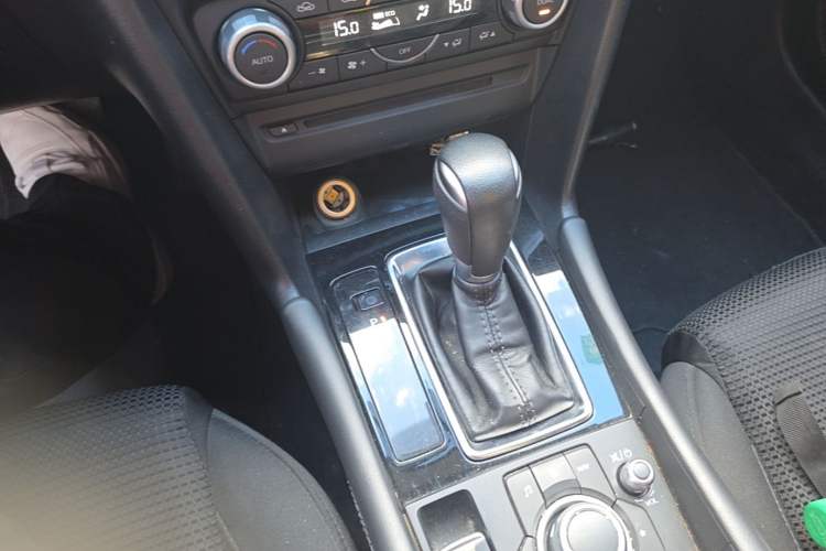 Used Mazda 3 Axela 2017 Sedan 1.5L Automatic Luxury Model Emission Standard China V Gear Lever