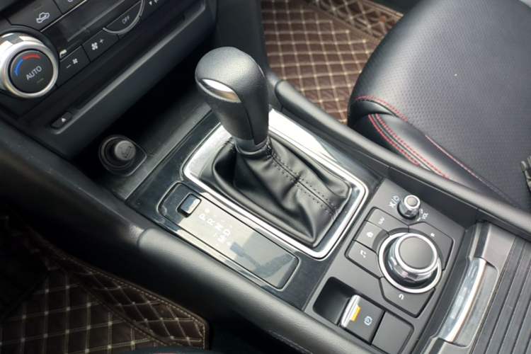 Used Mazda 3 Axela 2017 Sedan 1.5L Automatic Luxury Model Emission Standard China V Gear Lever