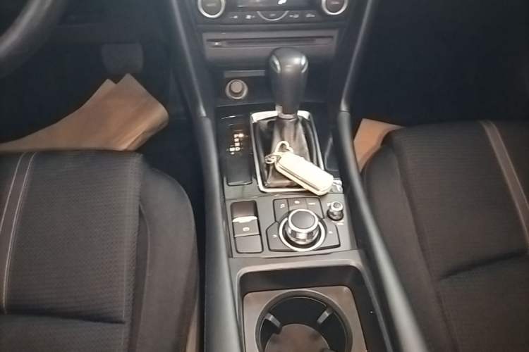 Used Mazda 3 Axela 2017 Sedan 1.5L Automatic Luxury Model Emission Standard China V Gear Lever