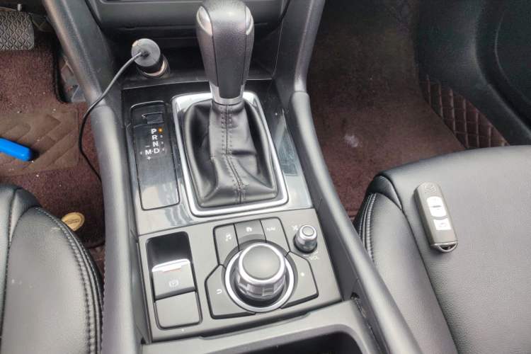 Used Mazda 3 Axela 2017 Sedan 1.5L Automatic Luxury Model Emission Standard China V Gear Lever